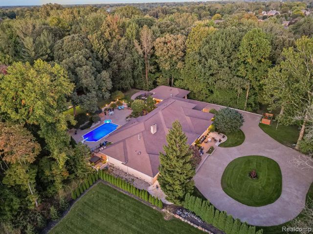 17477 Iris Circle, Clinton Township, MI 48036