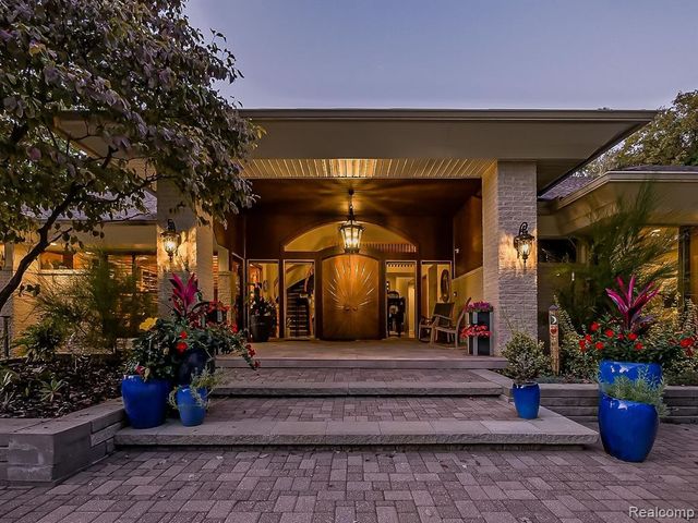 17477 Iris Circle, Clinton Township, MI 48036