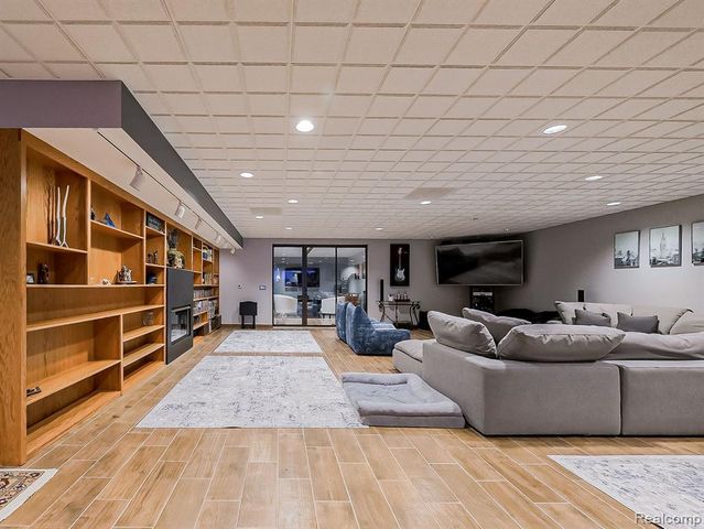 17477 Iris Circle, Clinton Township, MI 48036