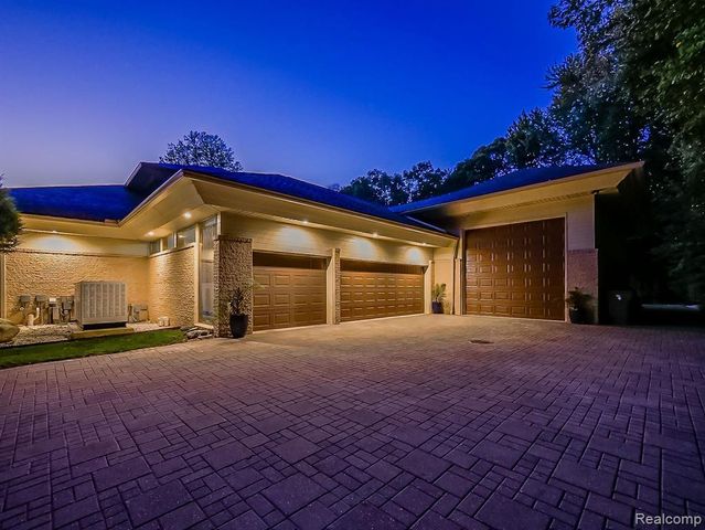 17477 Iris Circle, Clinton Township, MI 48036