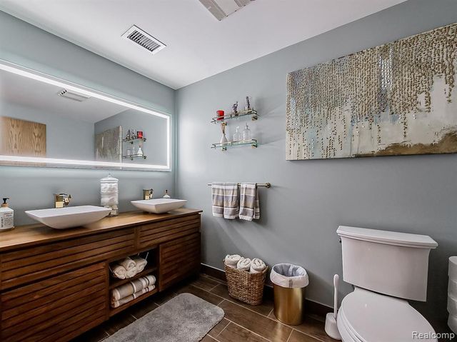 17477 Iris Circle, Clinton Township, MI 48036