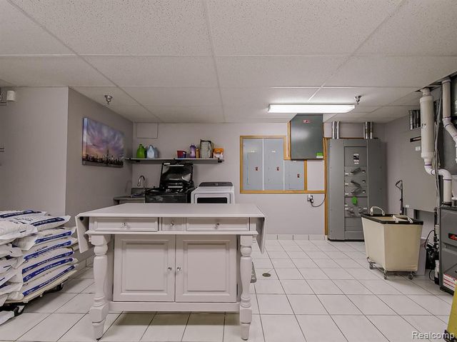 17477 Iris Circle, Clinton Township, MI 48036