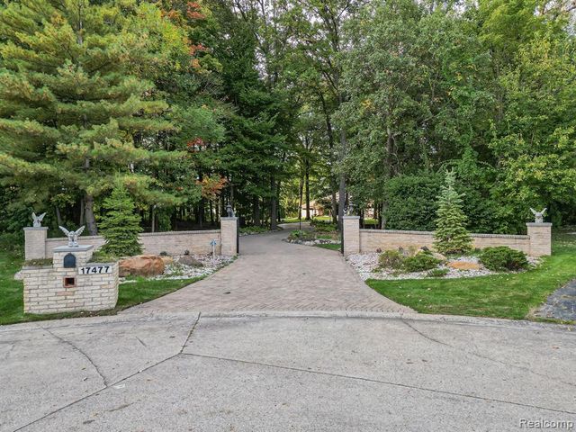 17477 Iris Circle, Clinton Township, MI 48036