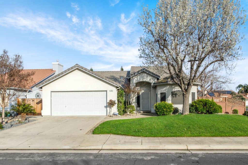 793 Applegate Avenue, Clovis, CA 93611
