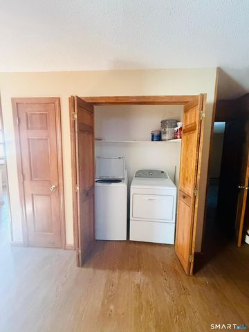 20 Crest Drive, Cromwell, CT 06416