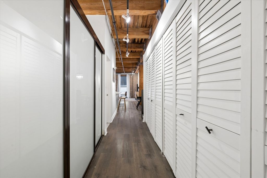 Image 2 of property listing at 225 W Huron Street 419, Chicago, IL 60654
