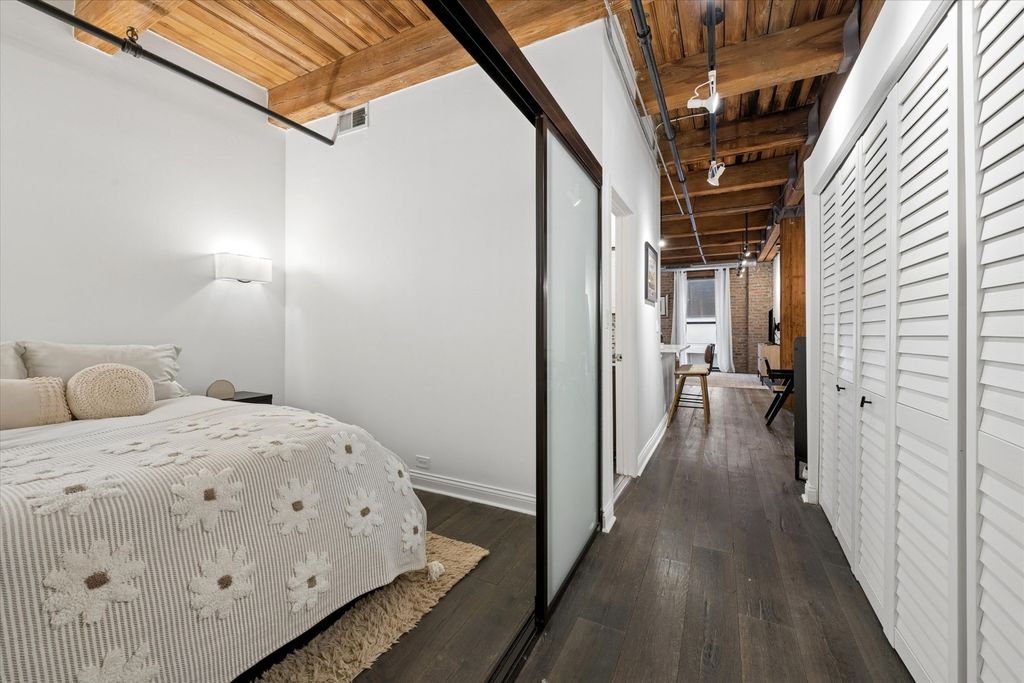 Image 11 of property listing at 225 W Huron Street 419, Chicago, IL 60654