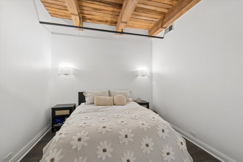 Image 12 of property listing at 225 W Huron Street 419, Chicago, IL 60654