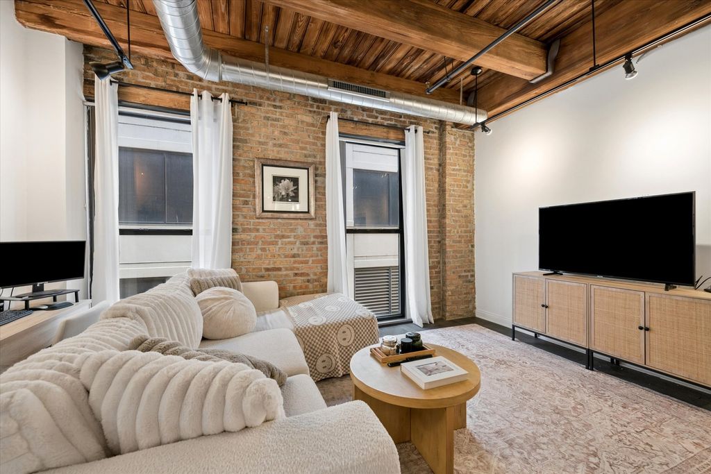 Image 3 of property listing at 225 W Huron Street 419, Chicago, IL 60654