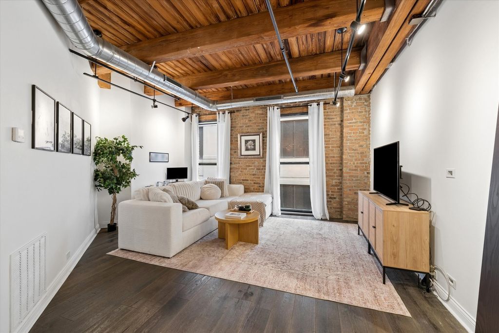 Image 4 of property listing at 225 W Huron Street 419, Chicago, IL 60654