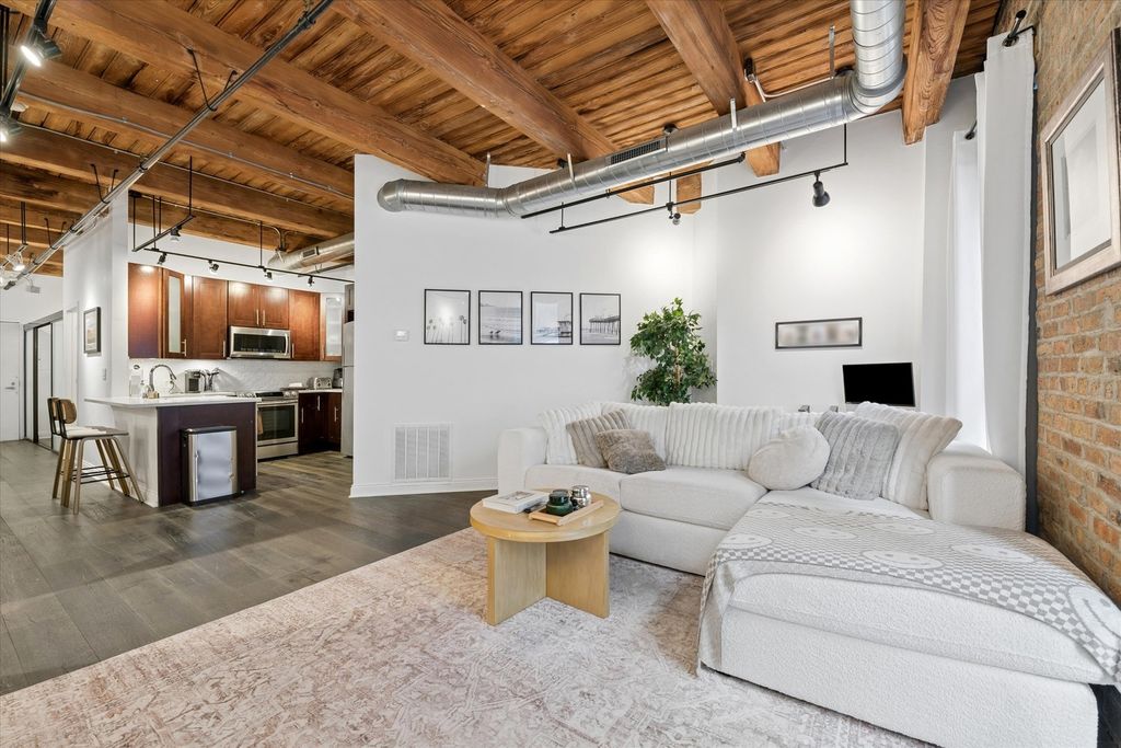 Image 5 of property listing at 225 W Huron Street 419, Chicago, IL 60654