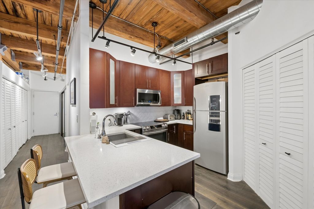 Image 9 of property listing at 225 W Huron Street 419, Chicago, IL 60654
