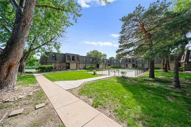 7704 W 102nd Street, Overland Park, KS 66212
