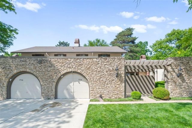 7704 W 102nd Street, Overland Park, KS 66212