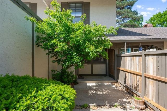 7704 W 102nd Street, Overland Park, KS 66212