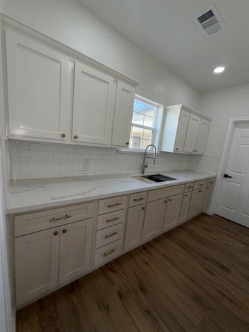 3924 7th St, Port Arthur, TX 77642