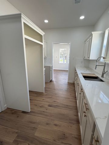 3924 7th St, Port Arthur, TX 77642