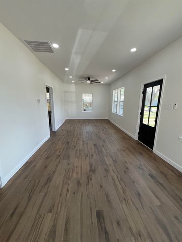 3924 7th St, Port Arthur, TX 77642