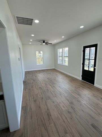 3924 7th St, Port Arthur, TX 77642