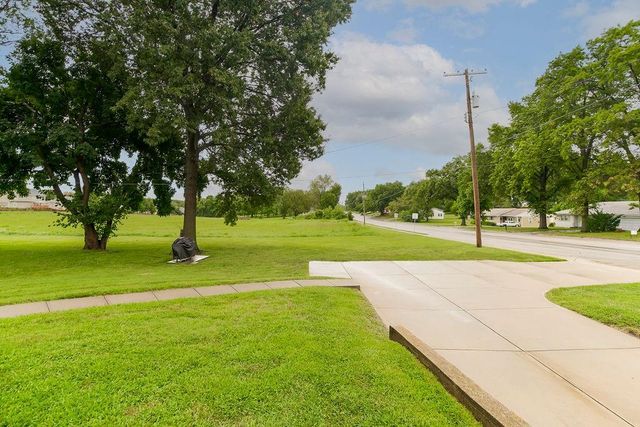 911 Limit Street, Leavenworth, KS 66048