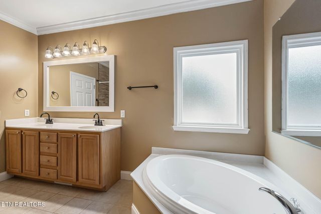 218 Pebble Court, Lenoir City, TN 37772