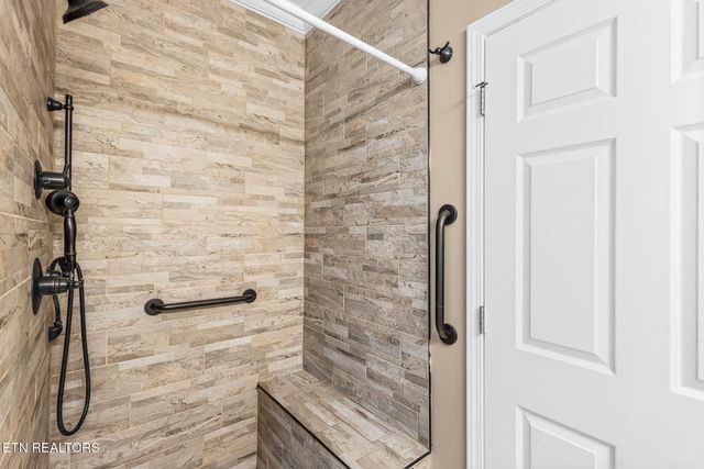 218 Pebble Court, Lenoir City, TN 37772