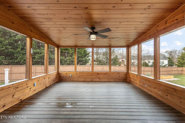 218 Pebble Court, Lenoir City, TN 37772