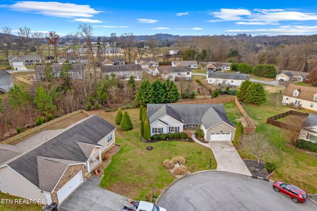218 Pebble Court, Lenoir City, TN 37772