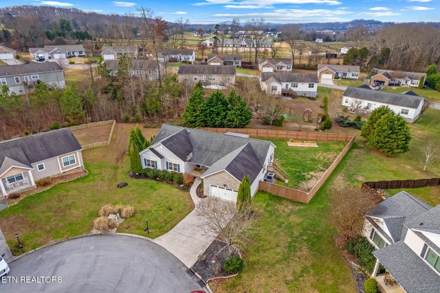 218 Pebble Court, Lenoir City, TN 37772