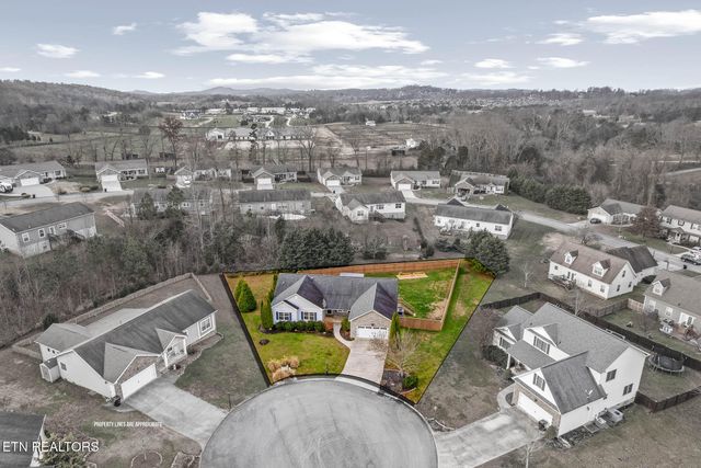 218 Pebble Court, Lenoir City, TN 37772