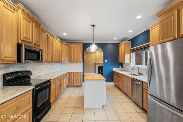 218 Pebble Court, Lenoir City, TN 37772