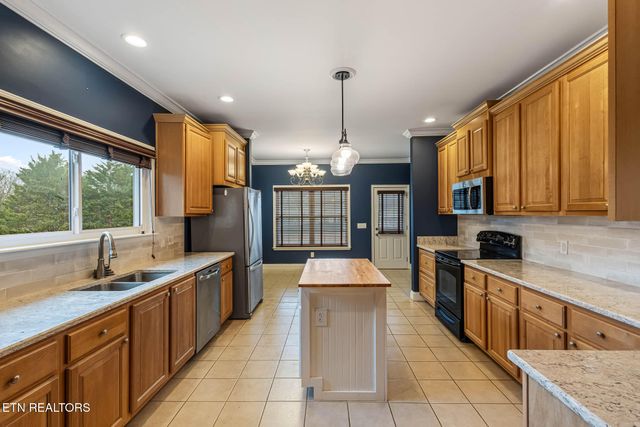 218 Pebble Court, Lenoir City, TN 37772