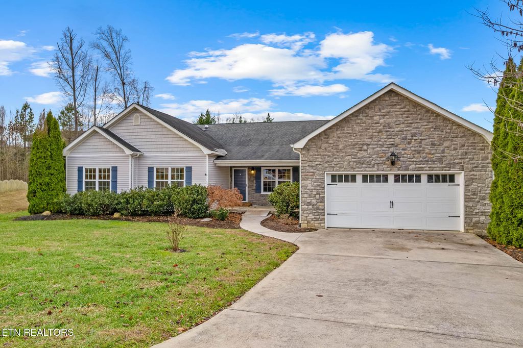 218 Pebble Court, Lenoir City, TN 37772