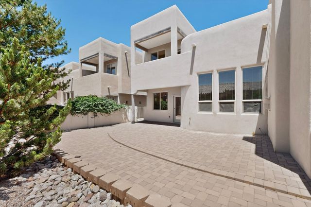 8720 Desert Fox Way NE, Albuquerque, NM 87122
