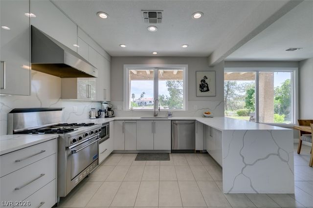 7999 Pinnacle Peak Avenue, Las Vegas, NV 89113
