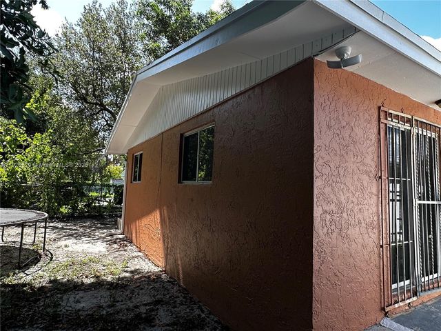 566 NW 95th St 566, Miami, FL 33150