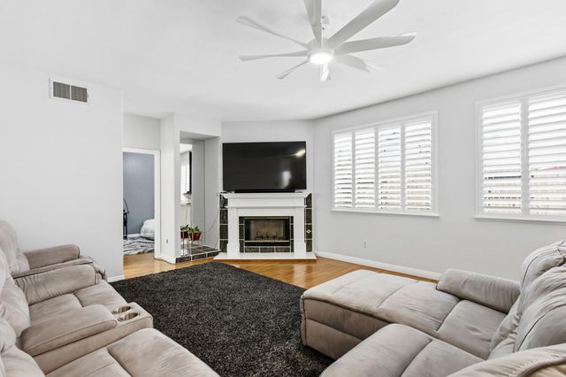 11 Sabre Ct, Sacramento, CA 95835