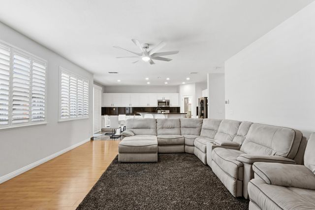 11 Sabre Ct, Sacramento, CA 95835