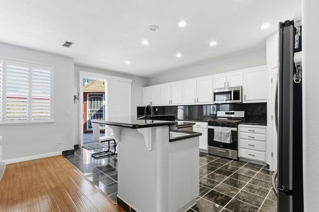 11 Sabre Ct, Sacramento, CA 95835