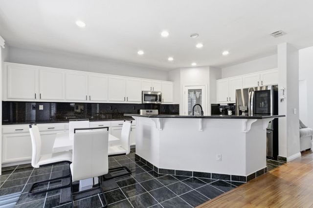 11 Sabre Ct, Sacramento, CA 95835
