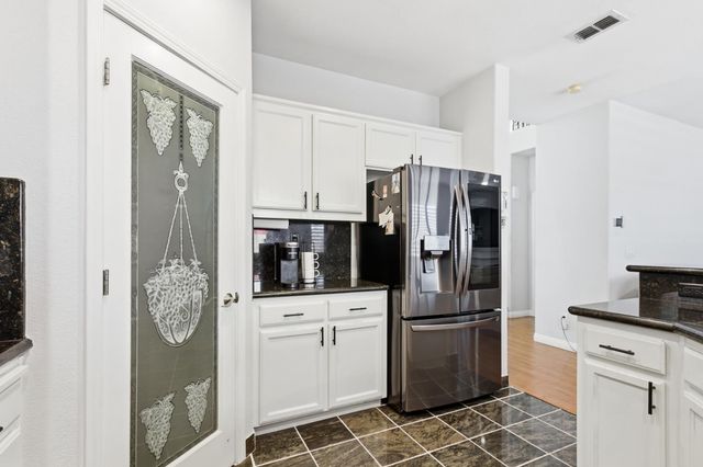 11 Sabre Ct, Sacramento, CA 95835