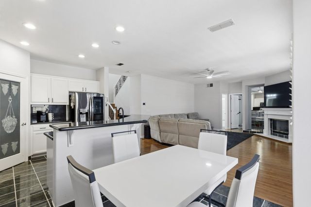 11 Sabre Ct, Sacramento, CA 95835