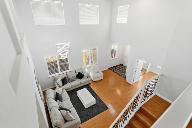 11 Sabre Ct, Sacramento, CA 95835