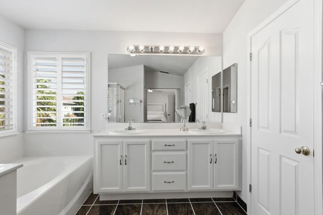 11 Sabre Ct, Sacramento, CA 95835