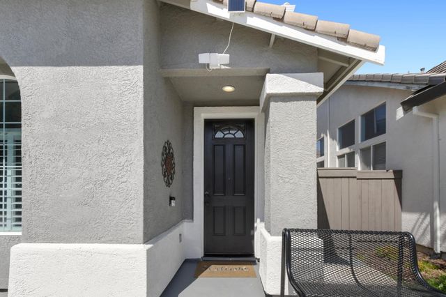 11 Sabre Ct, Sacramento, CA 95835