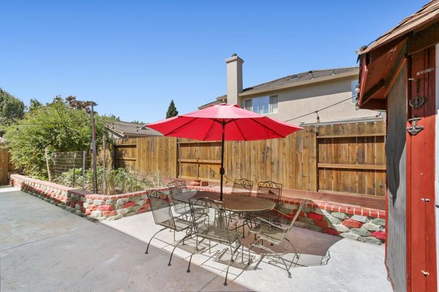 11 Sabre Ct, Sacramento, CA 95835