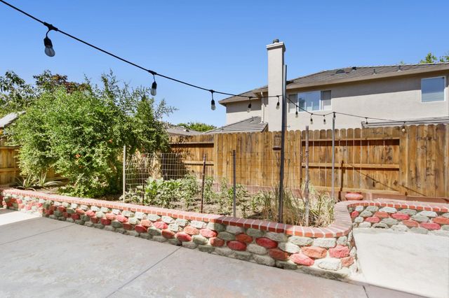 11 Sabre Ct, Sacramento, CA 95835