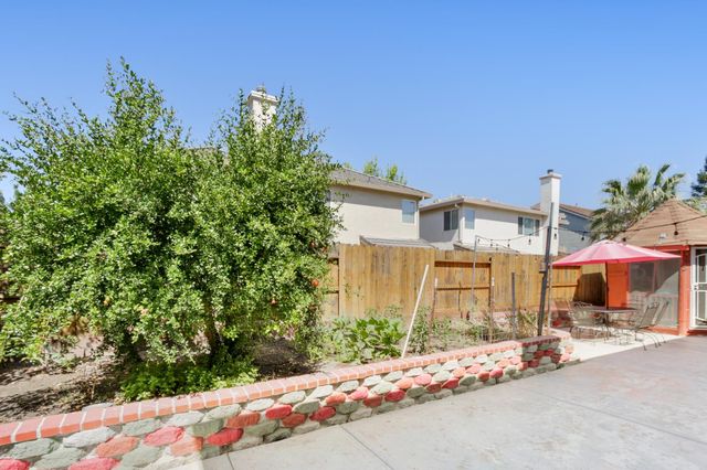 11 Sabre Ct, Sacramento, CA 95835