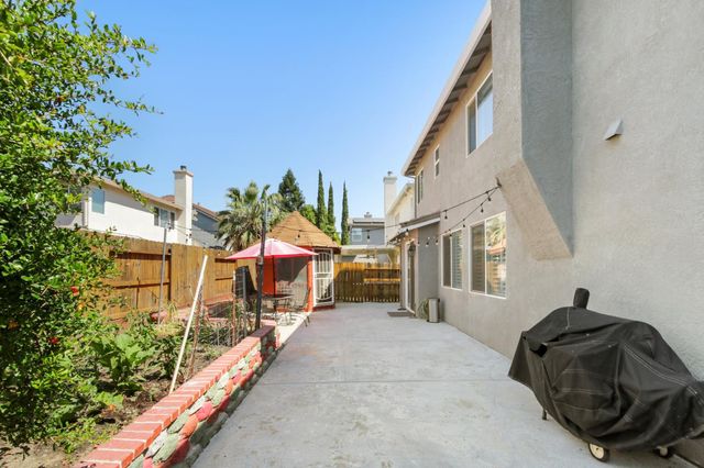 11 Sabre Ct, Sacramento, CA 95835