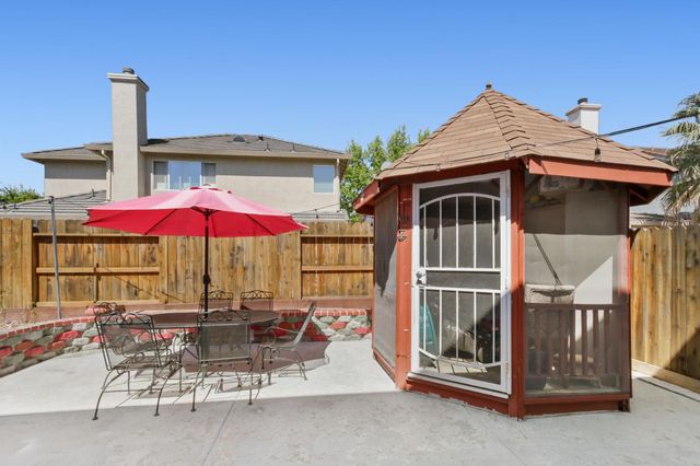 11 Sabre Ct, Sacramento, CA 95835